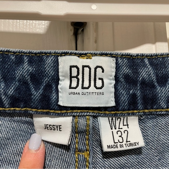 Urban Outfitters BDG jessye two toned mid rise true straight leg jeans 24 - Picture 3 of 16